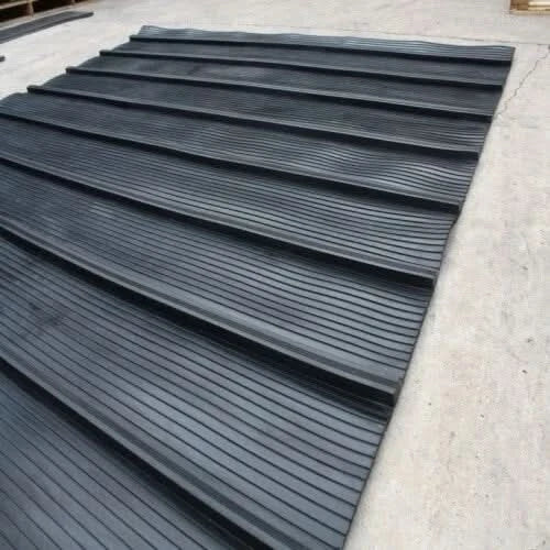 Heavy-Duty Rubber Horse Box Trailer Ramp Mat – 135cm x 109cm