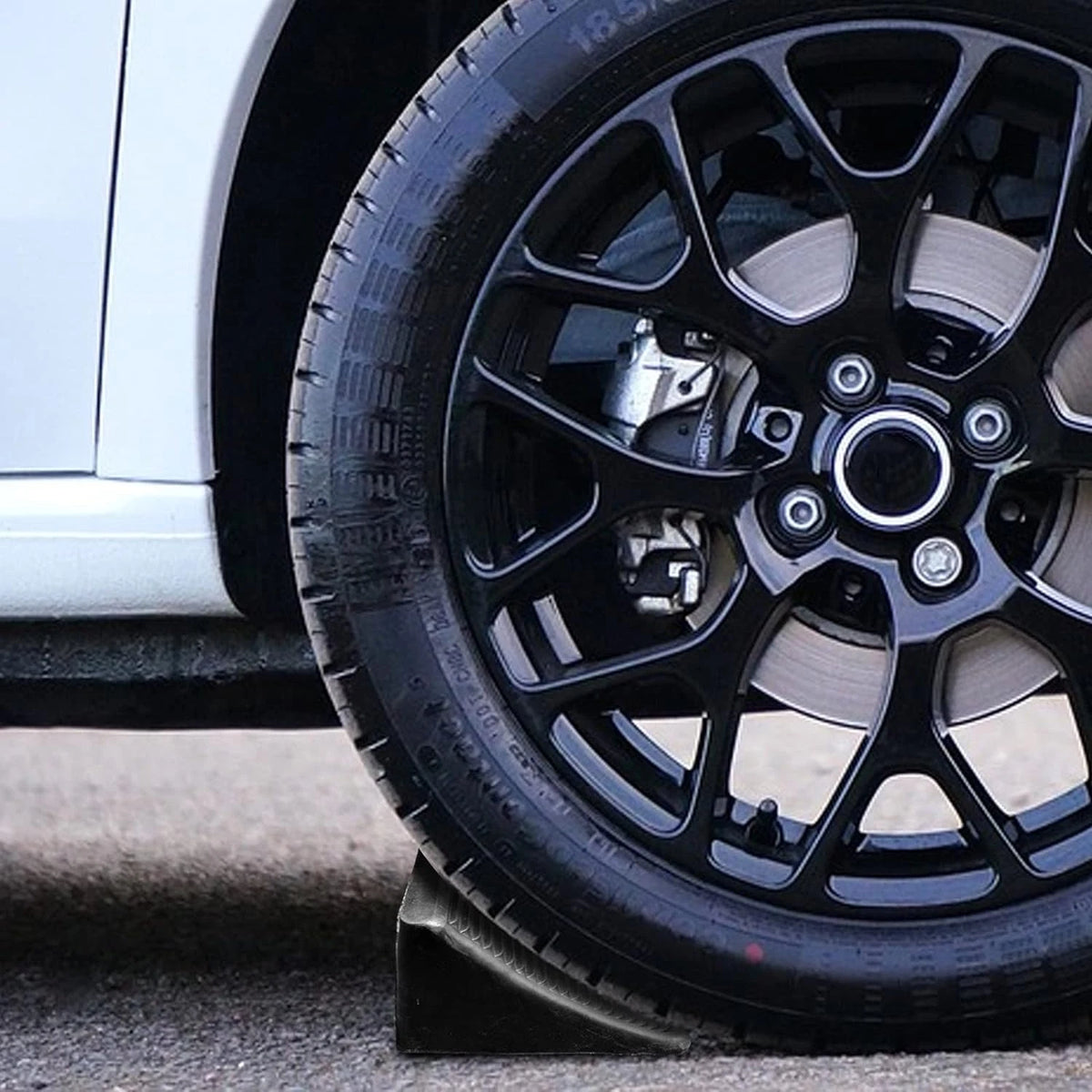 Tebery Heavy Duty Solid Rubber Wheel Chock - Durable and Reliable Support