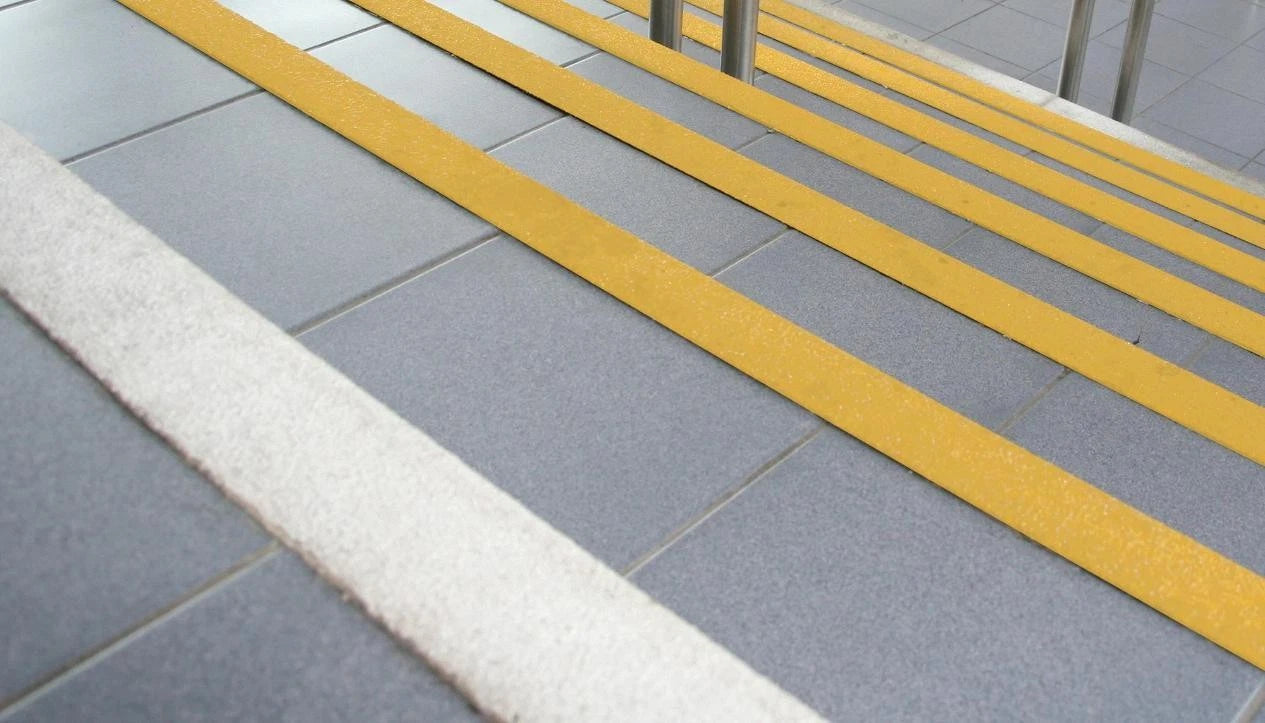 YELLOW STAIR NOSING 1M X 55mm - GRP070004N