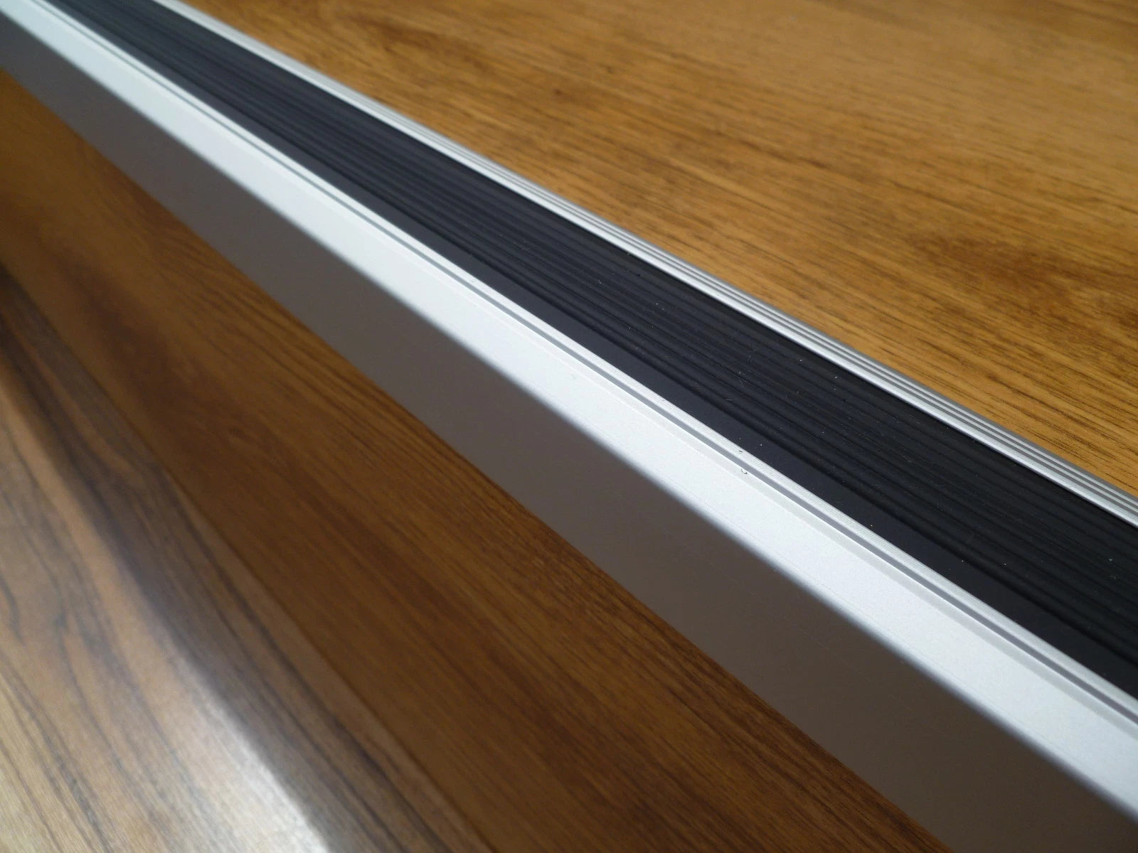 2.7m Aluminium Anty Non Slip Stair Nosing Edge Trim Step Nose Edging 46 x30mm