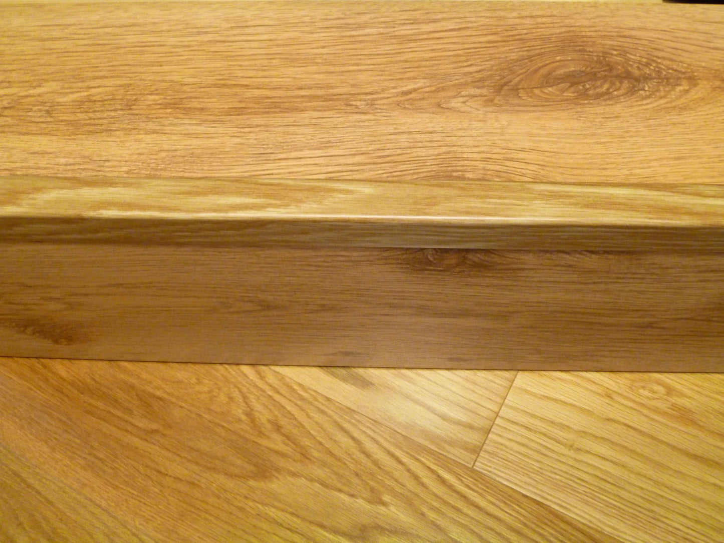 UPVC WOOD EFFECT STAIR EDGE NOSING -TRIM- EDGING NOSING 25 x 25mm